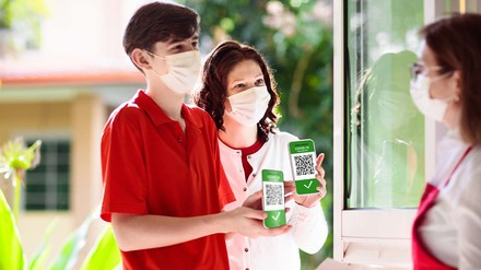 Mutter und Sohn zeigen im Restaurant ihren Impf- und Testnachweis vor