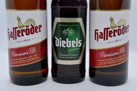 Zwei Flaschen Hasseröder Premium Pils und eine Frasche Diebels
