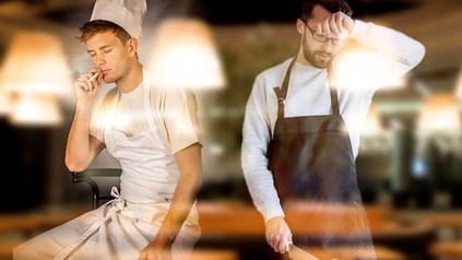 Zwei müde Mitarbeiter im Restaurant