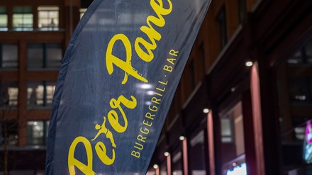 Flagge mit Peter Pane Logo