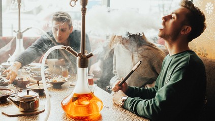 Junge Leuten rauchen Shishas in einem Restaurant