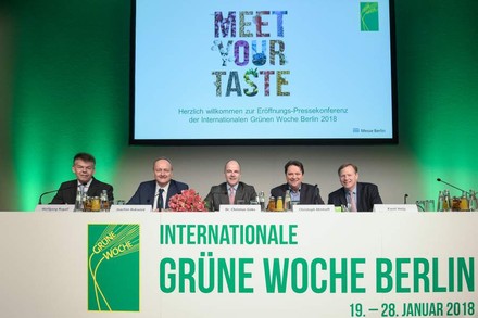 Fünf Sprecher bei den Internationalen Grünen Wochen in Berlin auf dem Podium
