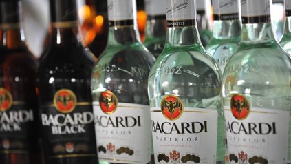 Mehrere Flaschen Bacardi Superior und Bacardi Black