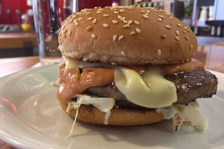 Der Beefy Original-Burger mit Gruyère-Käse vom Restaurant Silberkugel auf einem Teller