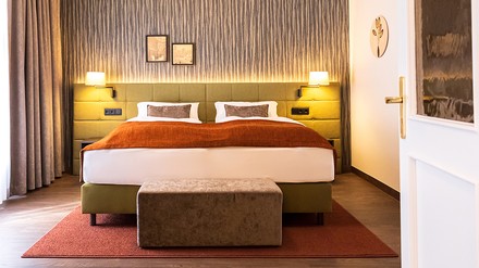 Hochwertige Stoffe in gemütlichen Farben, moderne Muster und historische Akzente machen den gelungenen Stilmix in den renovierten Zimmern aus