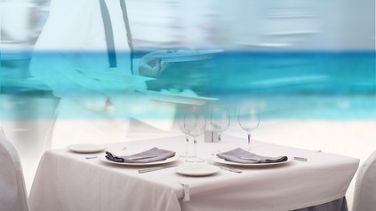 Tisch, Teller und Gläser