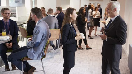Einige Geschäftsleute in einer Lobby beim Kaffeetrinken