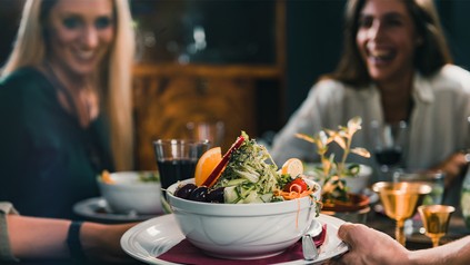 Salatschüssel wird serviert