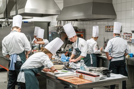 Mehrere Köche konzentriert bei der Arbeit
