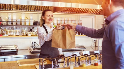 Eine junge Servicekraft in einem Food-Truck