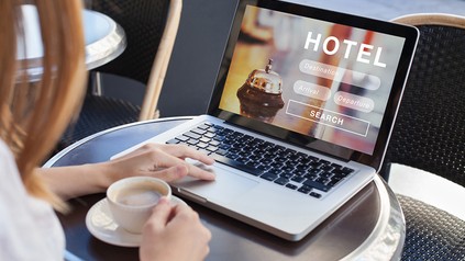 Ein Laptop, auf dem eine Hotel-Webseite zu sehen ist