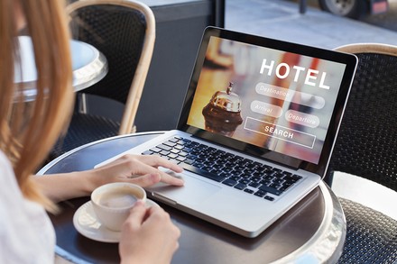 Ein Laptop, auf dem eine Hotel-Webseite zu sehen ist