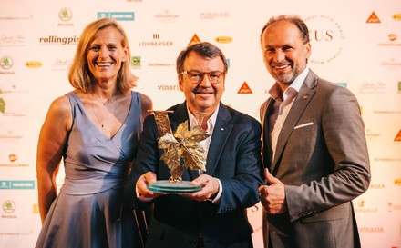 Transgourmet Österreich Geschäftsführer Thomas Panholzer (r.) gratuliert Willi Klinger