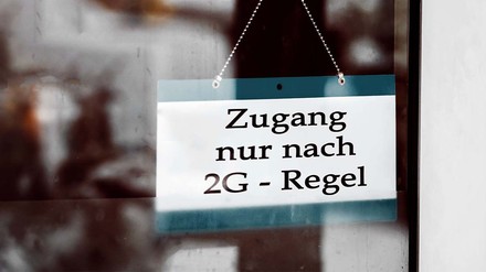 Schild an Restauranttür: Zugang nur nach 2G-Regel