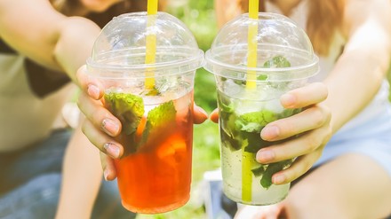 Zwei Cocktails zum Mitnehmen