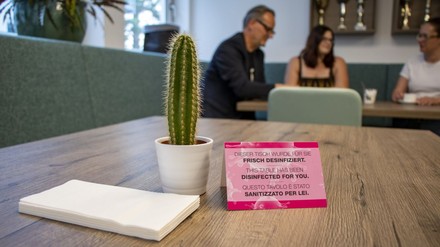 Tisch mit Aufsteller „frisch desinfiziert“