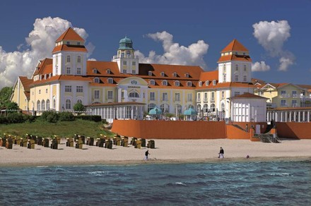 Das Travel Charme Kurhaus in Binz von außen
