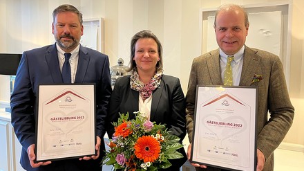 Sie haben den Qualitätstourismus im Südharz im Fokus und freuen sich über die Ehrung (v. l.): Peter Windhagen, General Manager, Ritter von Kempski Privathotels, Sandra Wagner, Rooms Division Manager & Direktionsassistenz, Romantik Hotel FreiWerk, Dr. Clemens Ritter von Kempski, Eigentümer und Geschäftsführer, Ritter von Kempski Privathotels (Foto: © Ritter von Kempski Privathotels)