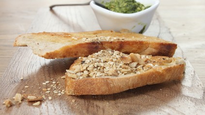 Ciabatta mit Dukkah und Pesto
