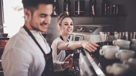 Mitarbeiter im Café