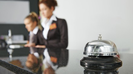 Hotelrezeption mit Klingel