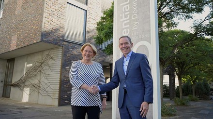 Helga Welfonder und Karl-Heinz Pawlizk geben sich die Hand