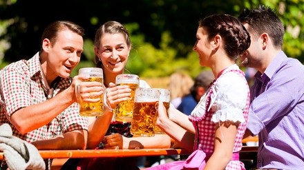 Freunde im Biergarten