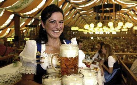 Frau mit Maßkrügen im Wirtszelt