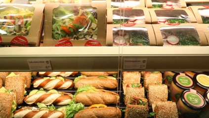 Die Auslage einer Anker-Filiale mit teilweise veganen Produkten
