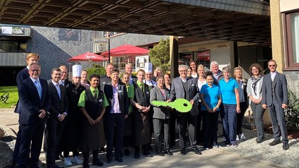 Übergabe Gruppenbild Ahorn Hotels übernimmt Maritim Berghotel Braunlage