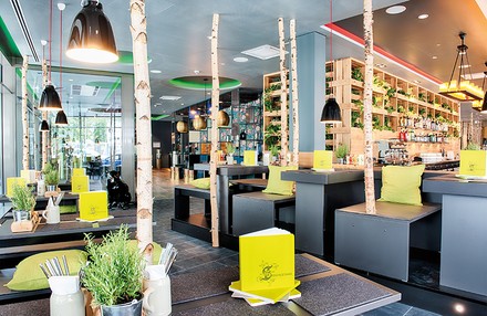 Ein Restaurant in einem Hotel