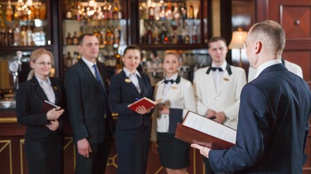 Eine Gruppe Mitarbeiter im Hotel