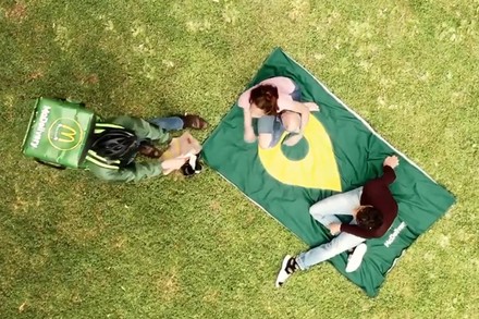 Ein McDonald’s-Lieferbote liefert an eine Picknickdecke