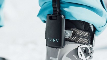 Der Tracker von Carv an einem Schneeschuh befestigt