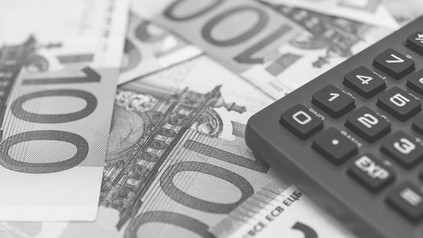 Geldscheine und Taschenrechner