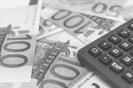 Geldscheine und Taschenrechner