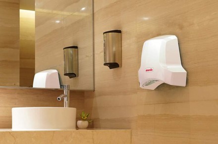 Der AirStar Highspeed Compact Händetrockner T-C1 von Starmix in einem Badezimmer