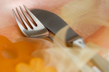 Ein Besteck auf einem Restauranttisch