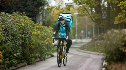 Fahrradkurier des finnischen Food Delivery Services Wolt