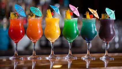 Eine Reihe bunter Cocktails