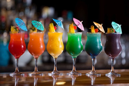 Eine Reihe bunter Cocktails