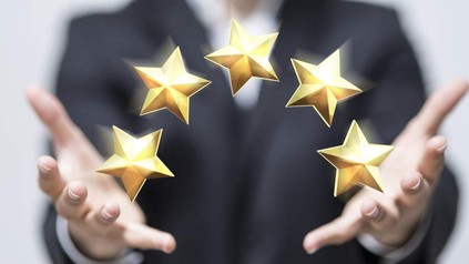 Ein Mann streckt seine Hände nach vorne und dazwischen erscheinen fünf Sterne