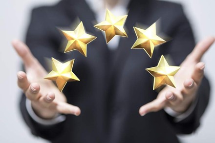 Ein Mann streckt seine Hände nach vorne und dazwischen erscheinen fünf Sterne