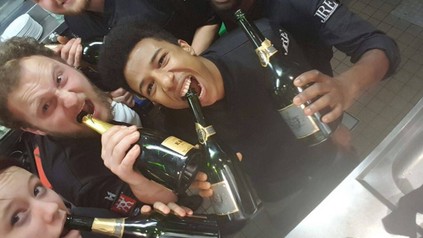 Köche feiern in Küche