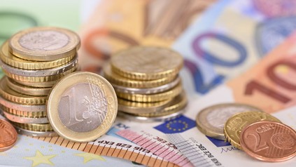 Panorama von Euro Banknoten und Münzen