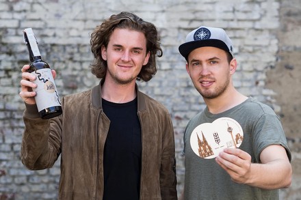 Hans Berlin und Matthias Ross mit einer Flasche Költ in der Hand