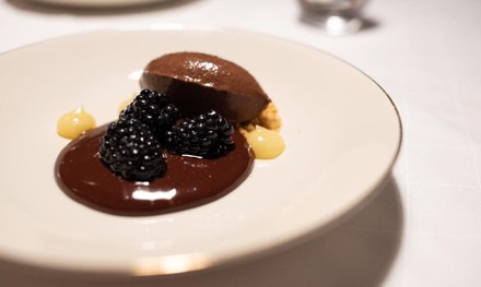 Ein süßes Dessert rundet das Menü ab.