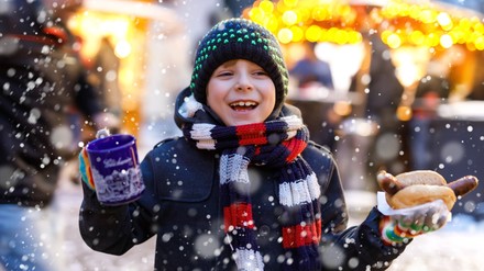 Ein Kind auf einem Weihnachtsmarkt