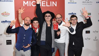 Marc Veyrat bei der Feier seines dritten Michelin Sterns mit vier weiteren Personen