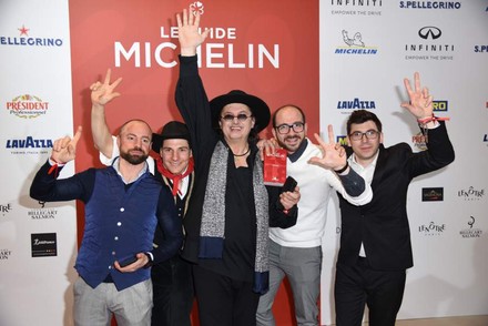 Marc Veyrat bei der Feier seines dritten Michelin Sterns mit vier weiteren Personen